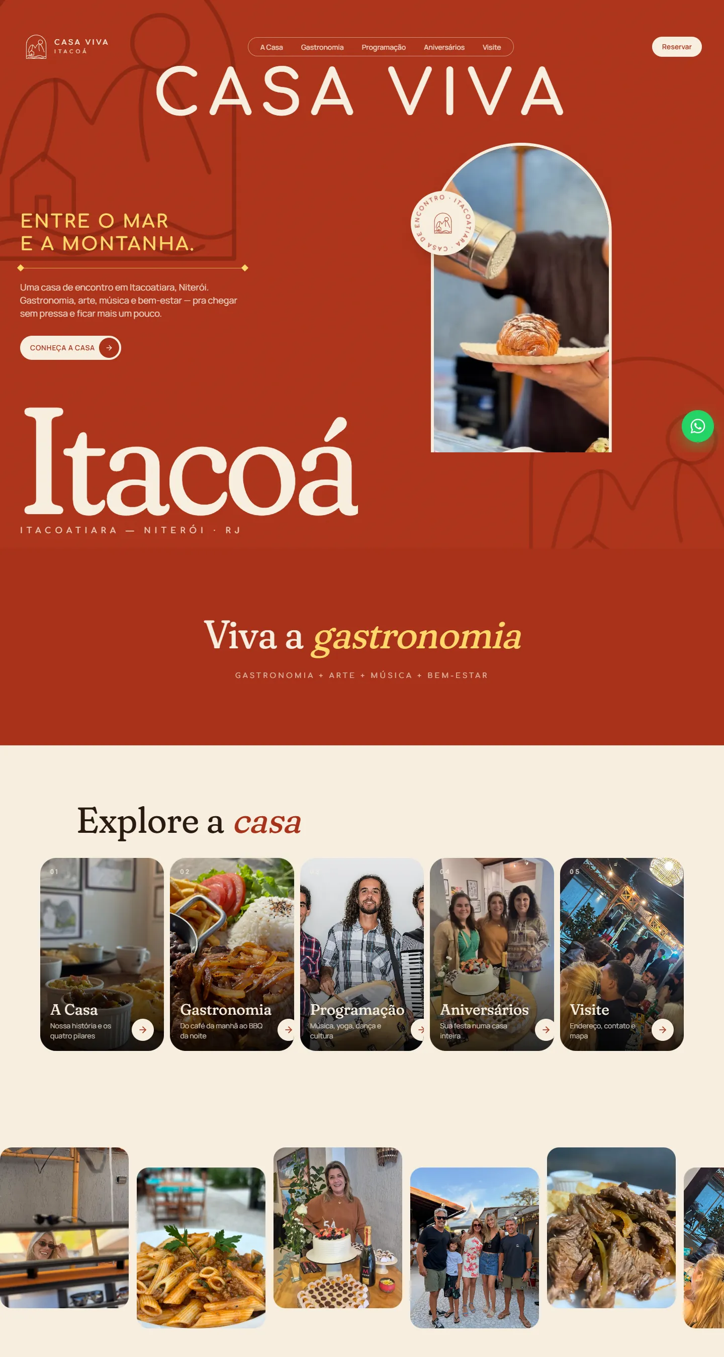 Página inicial da Casa Viva Itacoá no computador: o letreiro Casa Viva sobre o fundo terracota, a frase “Entre o mar e a montanha”, a foto em arco e os caminhos para A Casa, Gastronomia, Programação, Aniversários e Visite.